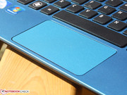 Das Touchpad hat keine sichtbaren Tasten, das Click-Pad insgesamt ist die Taste (Rechts+Links vorhanden).