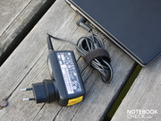 Zum Aufladen dient das 191 Gramm leichte Stecker-Netzteil mit 40 Watt.