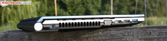 Das flache Chassis bringt nur 1.886 Gramm auf die Waage.