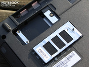Dieser kleine Schacht hat innen keinen Sockel. Die Länge lässt mini PCIe Full Size vermuten.