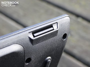 Die Ausrüstung an Anschlüssen fällt bescheiden aus, es gibt ein USB 3.0, kein eSATA und auch kein ExpressCard (im Bild: Kartenleser).