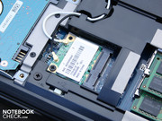 Neben der 2.5-Zoll Festplatte kann hier das Mini PCIe WLAN-Modul