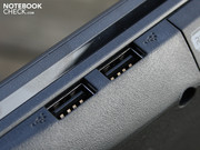 Die Ausrüstung an Anschlüssen fällt bescheiden aus, es gibt kein USB 3.0, kein SATA und auch kein ExpressCard (im Bild: USB 2.0).