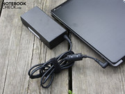 Das große 90 Watt Netzteil wiegt 365 Gramm.