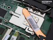 Der i5-460M ist gesteckt (unter Heatpipe, Socket G1 rPGA988A),