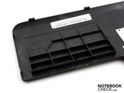 Die HDD-Schächte sind zur Verstärkung der Bodenplatte mit einer stabilisierenden Kunststoff-Konstruktion versehen (links).