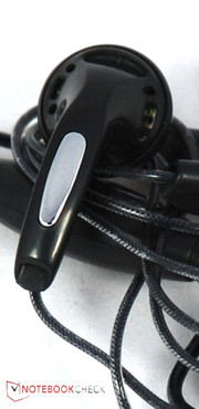 In-Ear-Kopfhörer sind mit dabei.