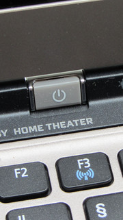 Der Powerbutton sitzt an ungewohnter Stelle.