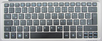 Eine Hintergrundbeleuchtung für die Tastatur gibt es nicht.