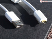 liegen ein Micro-HDMI-auf-VGA- sowie ein USB-auf-Ethernet-Adapter im Karton.
