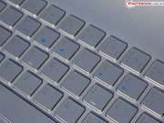 Die Tastatur hat auf Grund der niedrigen Bauhöhe einen knappen Tastenhub,