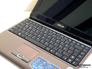 Tippen ist mit der eingebauten Tastatur dank Standardlayout von Anfang an ohne Eingewöhnungszeit möglich.