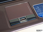 Mit dem Touchpad kann der Mauszeiger präzise gesteuert werden. Zwischen beiden Tasten ist ein Fingerabdruckleser eingebaut.