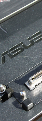 AsusPro B43E-VO158X: Angriff auf die Business-Mittelklasse. Bis auf die Tastatur (gut, aber nicht sehr gut) kann der 14-Zoller in diesem Preisbereich gänzlich überzeugen.
