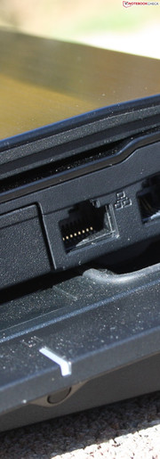 AsusPro B43E-VO158X: Das Docking-Konzept mit der Full Size Powerstation II (für B Serie) gefällt uns. Sogar DVI-, Seriell-, PS/2- und Parallel-Port sind dabei.