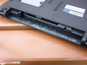 Das Asus Pro P53E kann auf dem Schreibtisch also auch ohne Akku betrieben werden.