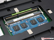 Eine Klappe auf der Unterseite führt zu den beiden RAM-Slots (2 GB Modul).