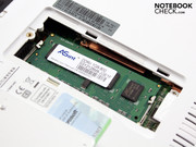 Auf der Unterseite finden wir einen Schacht zum Aufrüsten des Arbeitsspeichers. Es steht nur ein Slot zur Verfügung und der ist mit einem Gigabyte DDR2 RAM belegt.