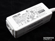 Das weiße 40 Watt Netzteil ist mit 138 Gramm sehr leicht.
