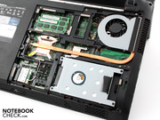 Eine große Platte auf der Unterseite gibt die Hardware frei.