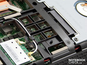Hier sehen wir das WLAN-Modul (Mini PCI Express) und einen Teil der Gehäuse-Verstärkung.