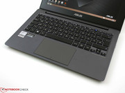 Geöffnet lässt es sich produktiv tippen und zeigen (Touchpad).
