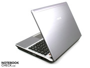 Das Asus U30JC kommt in einer hochwertigen Alu-Optik daher.