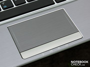 Das große Touchpad besitzt leider keine Scrollbars (horizontal/vertikal). Wir können nur mit zwei Fingern rollen (per Multitouch).