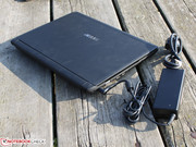 Das Subnotebook ist mit einem 75 Watt Netzteil