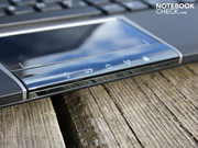 Das Touchpad ist leider eine einzige glatte und verschmierte Fläche.