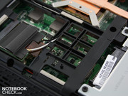 Eine große Platte auf der Unterseite gibt die Hardware frei. Hierunter erkennen wir den verstärkten Kunststoff-Rahmen.