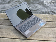 Mit 2.63 Kilogramm ist das Notebook leidlich mobil.