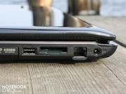 Neben dem CardReader für Speicherkarten (z. B. Digitalkameras) gibt es einen Netzwerk-Anschluss, VGA (D-Sub), HDMI (ext. TFTs), USB und Audio Ports.