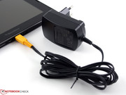 Das einzige Zubehör ist das Netzteil, das an den Micro USB Port angeschlossen wird.
