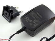 Das 137 Gramm leichte Netzteil liefert 10 Watt und macht sich bei Bedarf schlank.
