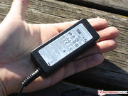 Das kleine Netzteil wiegt nur 165 Gramm (40 Watt).