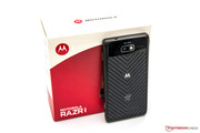 Das Gehäuse des iPhone 5 besteht gänzlich aus Aluminium, das des RAZR i aus Kevlar und Flugzeugaluminium.