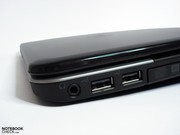 Die weit vorne positionierten USB-Schnittstellen sind komfortabel zu erreichen, können bei angeschlossener Peripherie aber auch stören