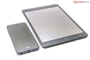 Das iPhone 5 mit 4-Zoll-Display neben dem iPad Mini in Schwarz.