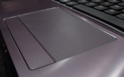 Am Touchpad setzt sich das ausgezeichnete Design mit einer gepunkteten Oberfläche und farbabgestimmtem Bildlaufbereich fort.