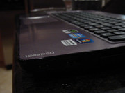 Die Zwillings-USB-3.0-Ports schauen unterhalb des Logos hervor.
