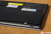 Hier unten befinden sich auch eine Menge an Gummiklappen für SIM-Karten-Slot und die Docking-/Akku-Erweiterungen.
