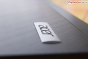 ... welches jedoch durchwegs sehr schön verarbeitet ist, und das Notebook edel wirken lässt, ...