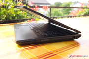 Das Travelmate P653 besitzt eine sehr stabile, aber auch 3 cm dicke Basis,...