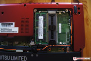 ... der Arbeitsspeicher (einer, von zwei DDR3- 1600 MHz Sockeln mit 4 GB belegt), ...