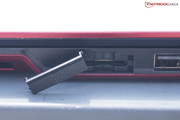 ... der dazugehörige SIM-Card-Slot befindet sich an der Rechten Gehäuseseite unter einer Abdeckung.
