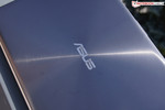 Das stabile Aluminiumgehäuse bietet edle, gebürstete Oberflächen...