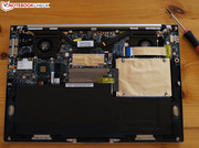 ...der nach dem Entfernen von 12 Torx-Schrauben die gesamte Hardware zugänglich macht (RAM oder HDD dürfen also schnell getauscht werden).