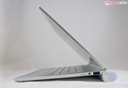 ... und lassen das haptisch sehr stabile Notebook optisch sehr filigran wirken.