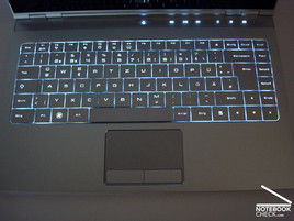 sehr gute Tastatur mit komfortabler Hintergrundbeleuchtung